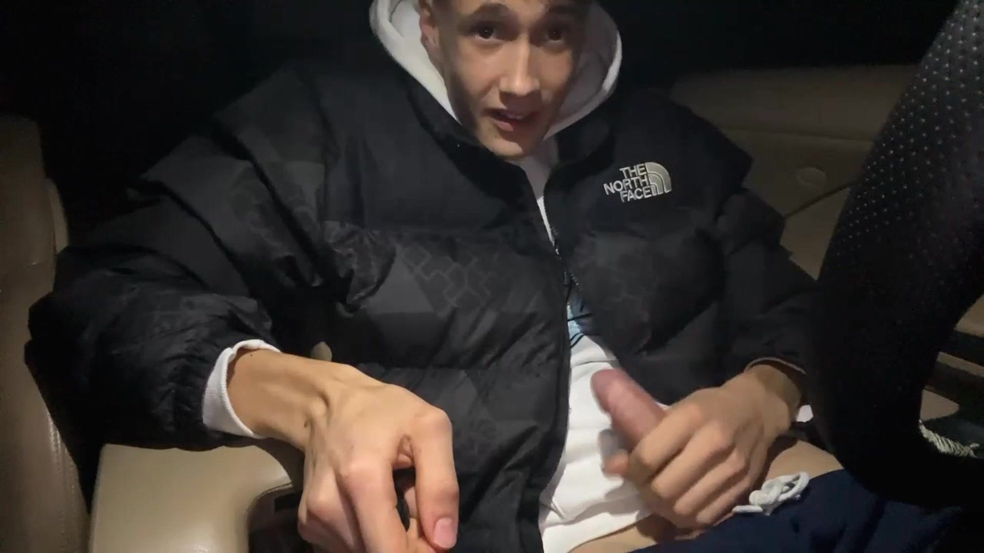 巴伐利亚小鲜肉在车里撸鸡巴