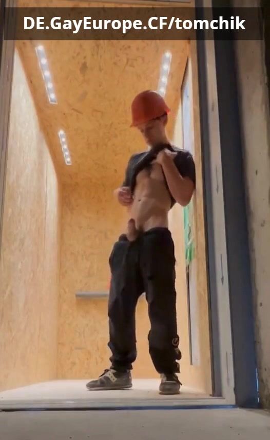 German builder jerks off hard at construction site