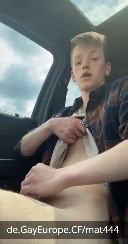 Allemand musclé se branle et éjacule fort dans sa voiture