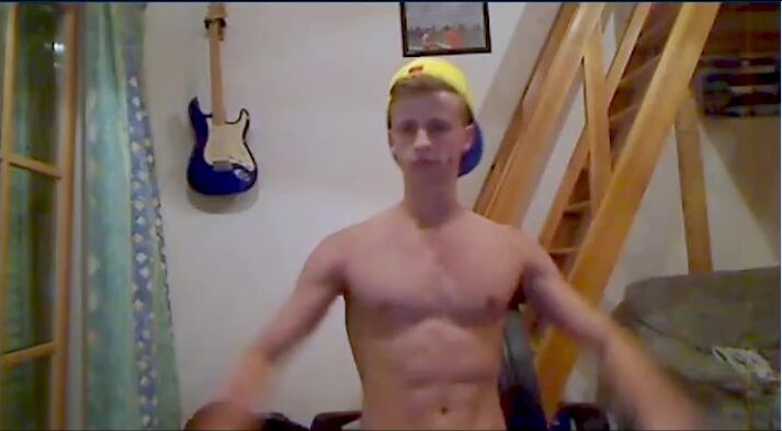 ドイツ人ヨハネスがポーズをとり、長く激しくシャワーを浴びる