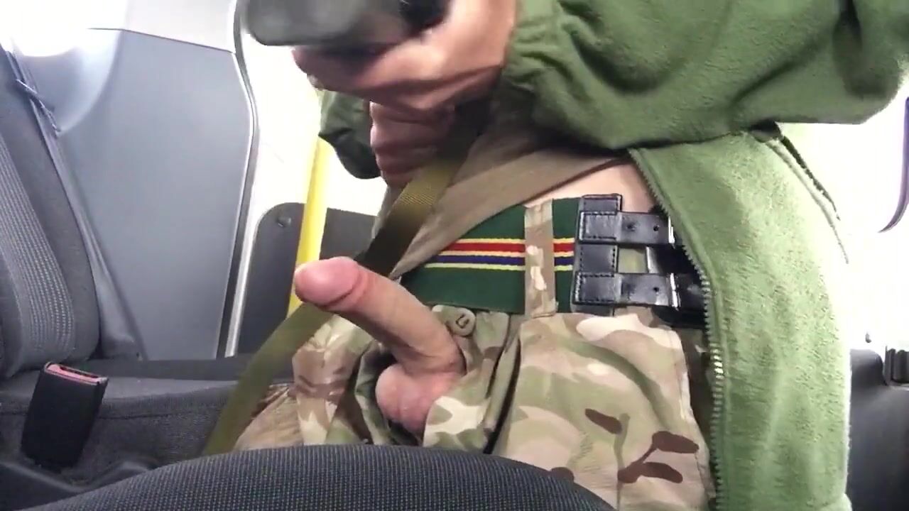 Soldado alemán descarga en el autobús