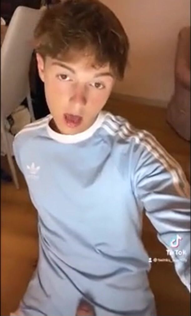 Twinks alemanes juegan calientes sin condón