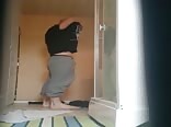 シャワー中の少年たちがお尻を準備する