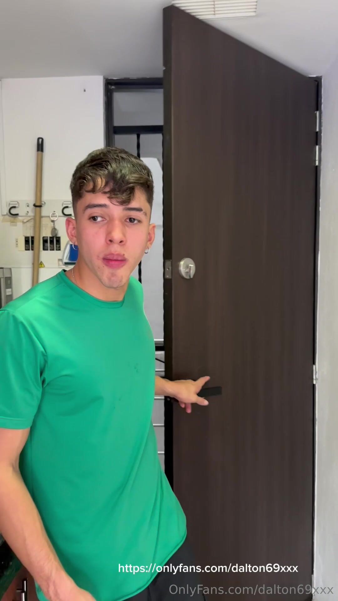 Amigo tarado aparece pra foder sem capa o twink sarado