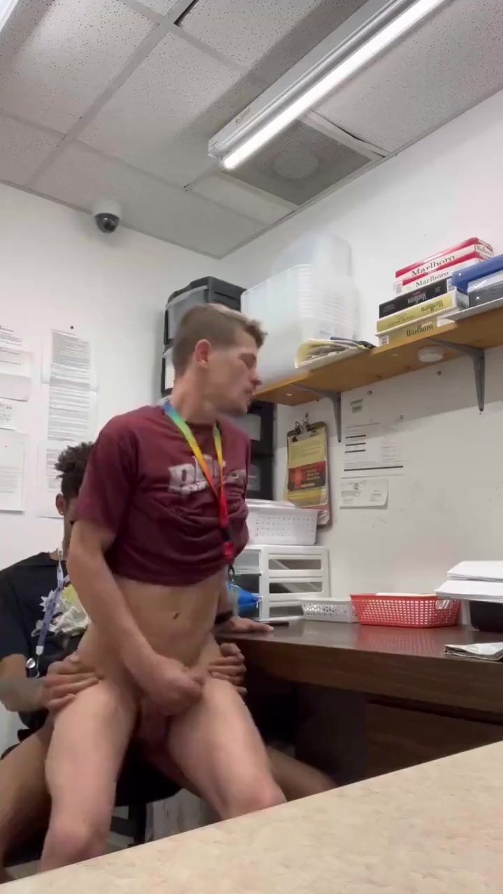 عامل ينيكني بدون واقٍ
