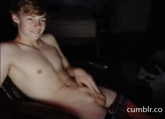 O twink adolescente acaricia o pau na cam