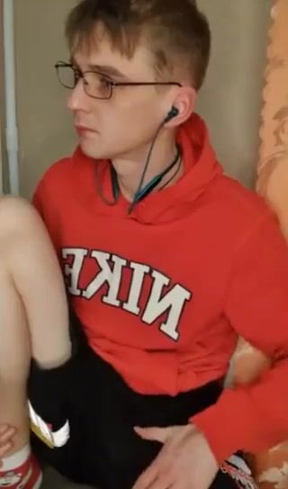 Jovencitos pelirrojos con gafas en acción porno