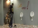 تم القبض عليه وهو يمارس الجنس في ثقب المجد