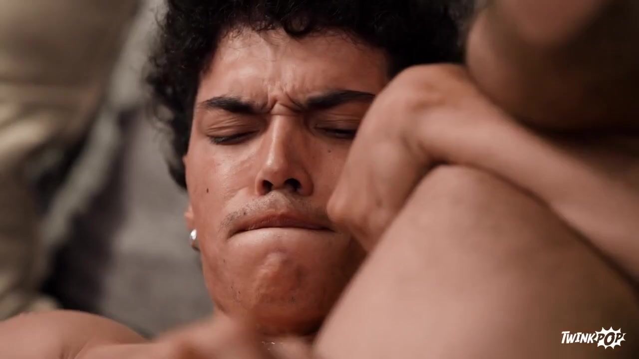 أليكس يقذف بقوة بنفسه