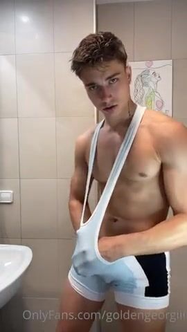 Goldener ringer zieht sich hart aus mit schwanz draußen