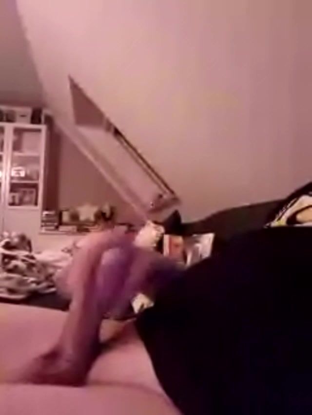 مراهق كام يستمني ليلة سعيدة على أنبوب إباحي