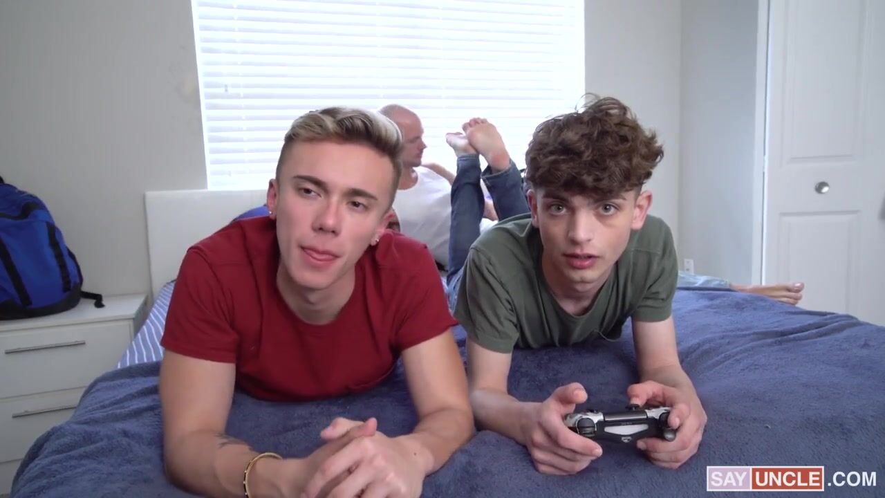 Chicos adolescentes juegan juegos intensos