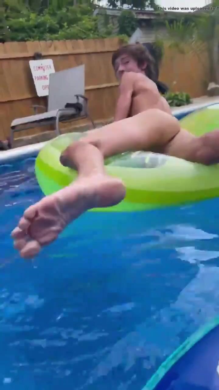 Nackte twinks schwimmen, nasse jungs porno