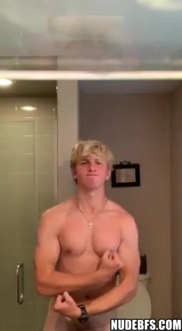 Prächtiger blonder football-stürmer zieht sich aus, wichst schwanz ...