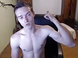 Ado parle de voitures pendant une session cam