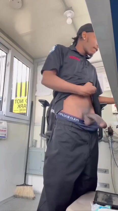 Gelangweilter büro-twink melkt fette schwarze schwanzladung