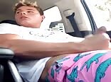 سيارة على جانب الطريق : رجل شهواني يستمني بقوة