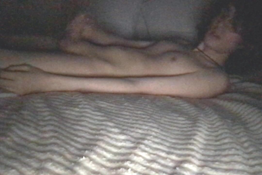 哥特风少年在黑暗中打手枪