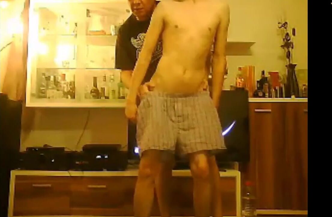 爸爸在镜头前抚摸他的灰男孩