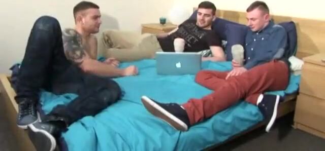 Drei irische brüder ficken bareback einen twink-daddy mit muskeln u...
