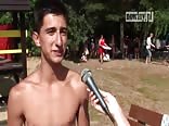 Tolle typen im pool