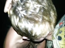 Blondine lutscht toll auf der party