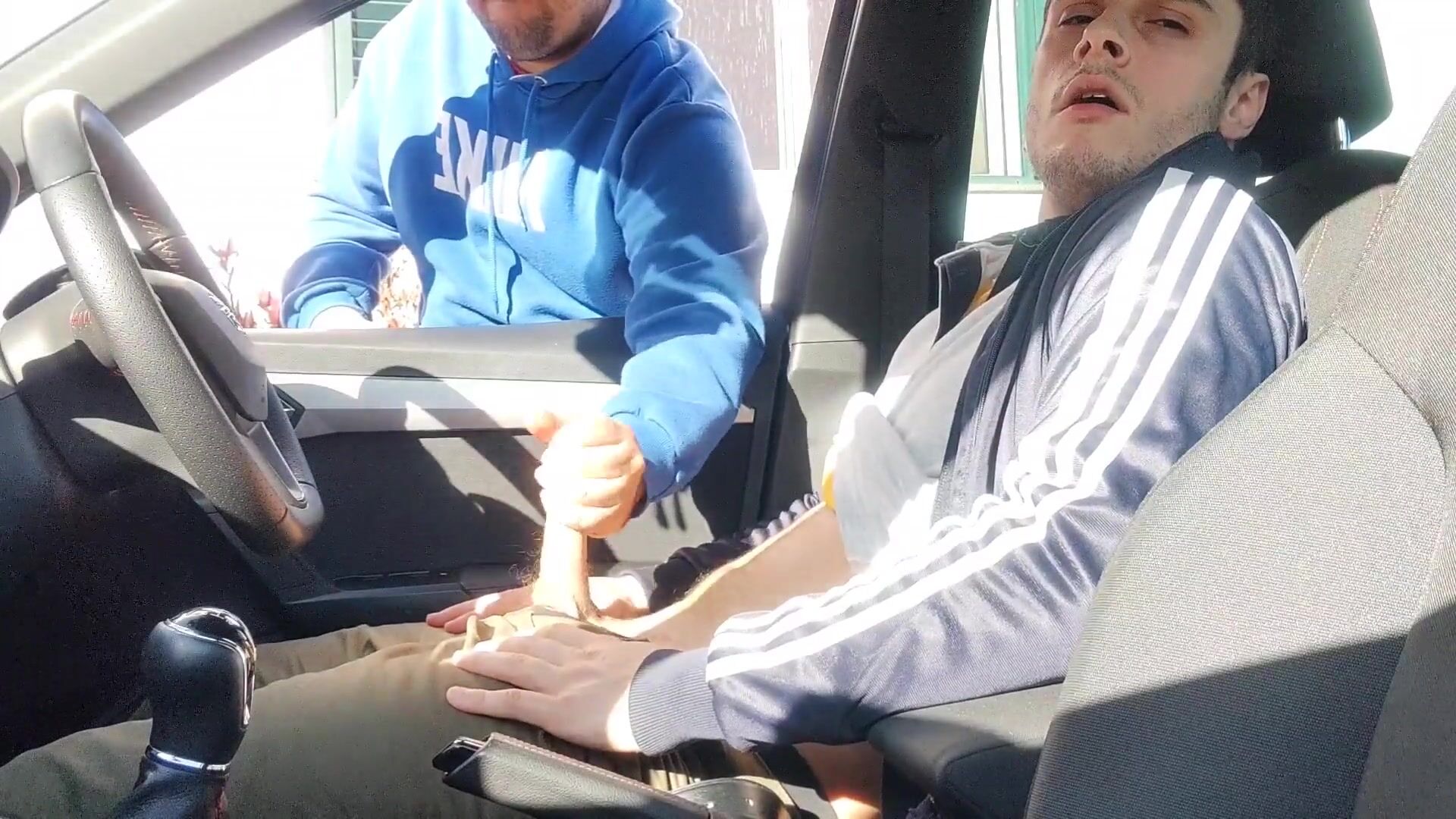 Papá ayuda al chico a correrse en el coche sin condón
