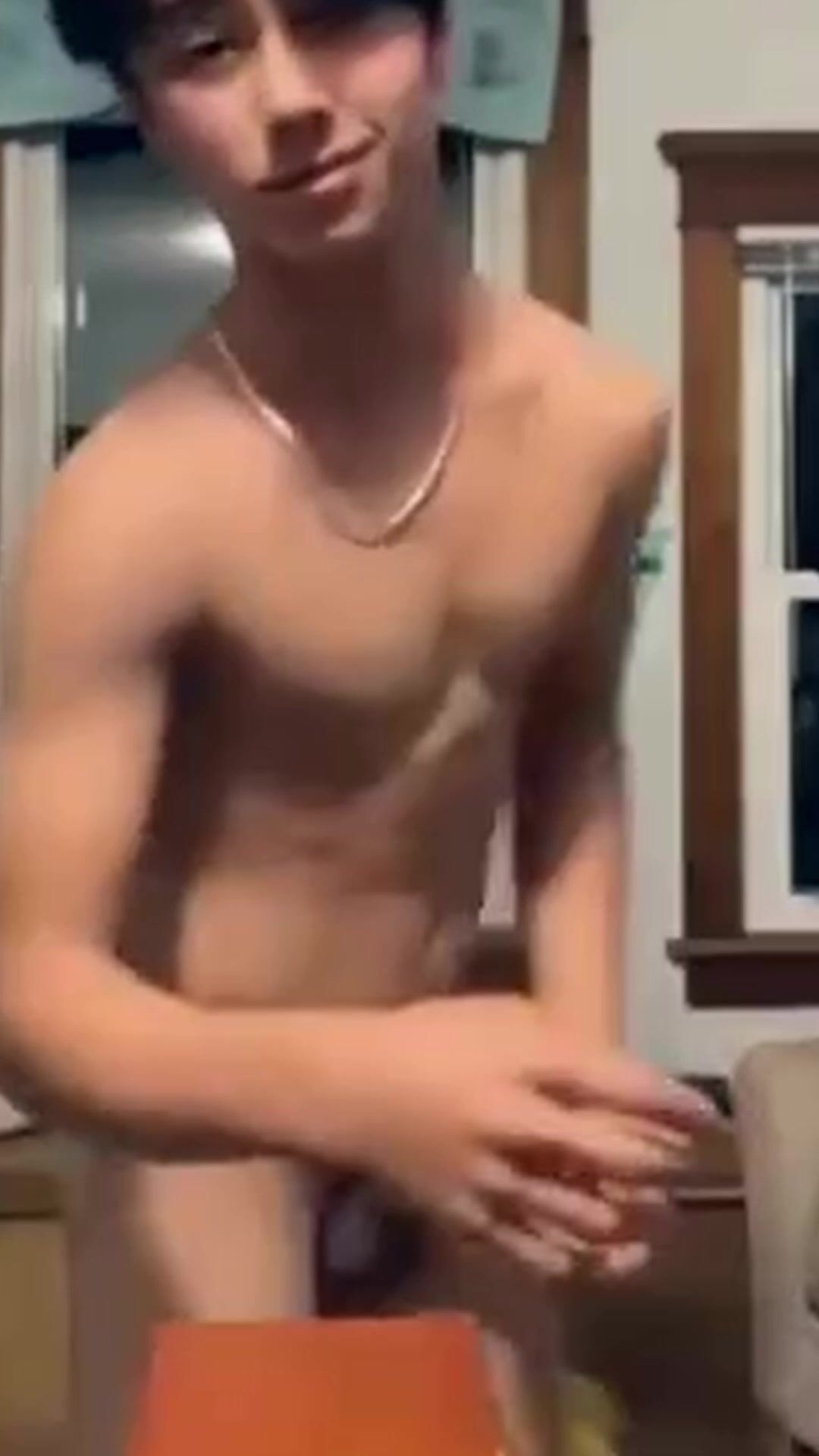 カメラ前でケツを広げる男