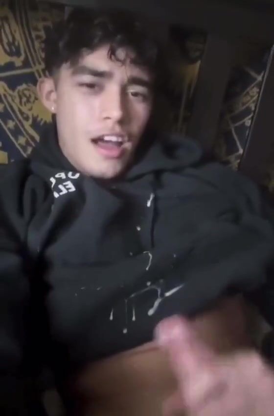 パーカーに射精する男