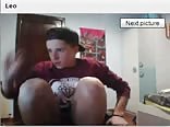 Junge zeigt füße in der kamera von chatroulette