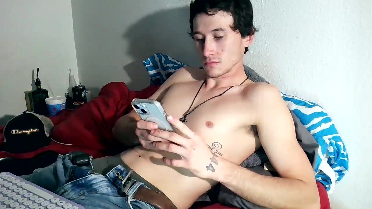 Twink textet und wichst
