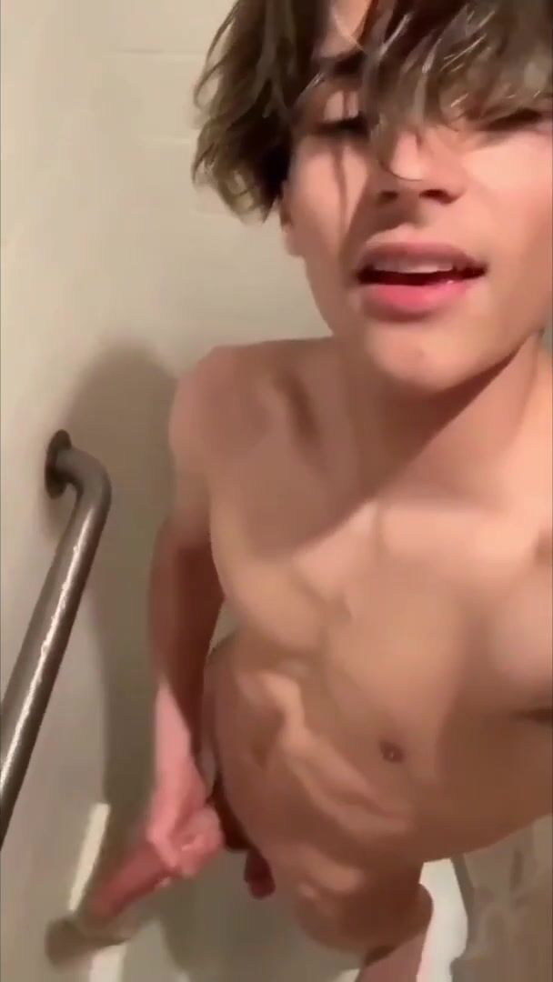 Mignon minet chevauche mecs musclés sans capote