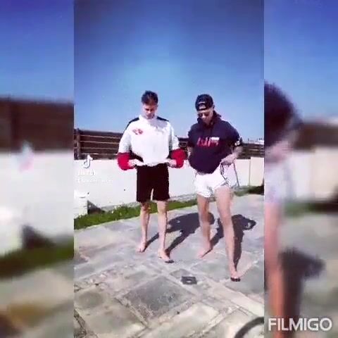 парни показывают члены в соцсетях гей-кам