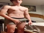 Garoto tira a roupa para seu prazer