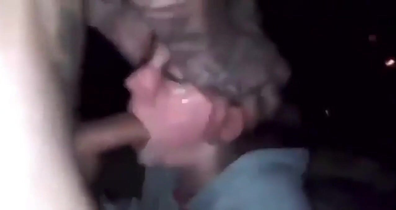 Ado trans démontée la bouche dans gwak gwak gwak porno de mecs