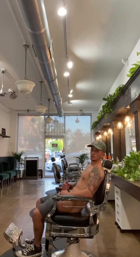 Coupe de cheveux action entre mecs