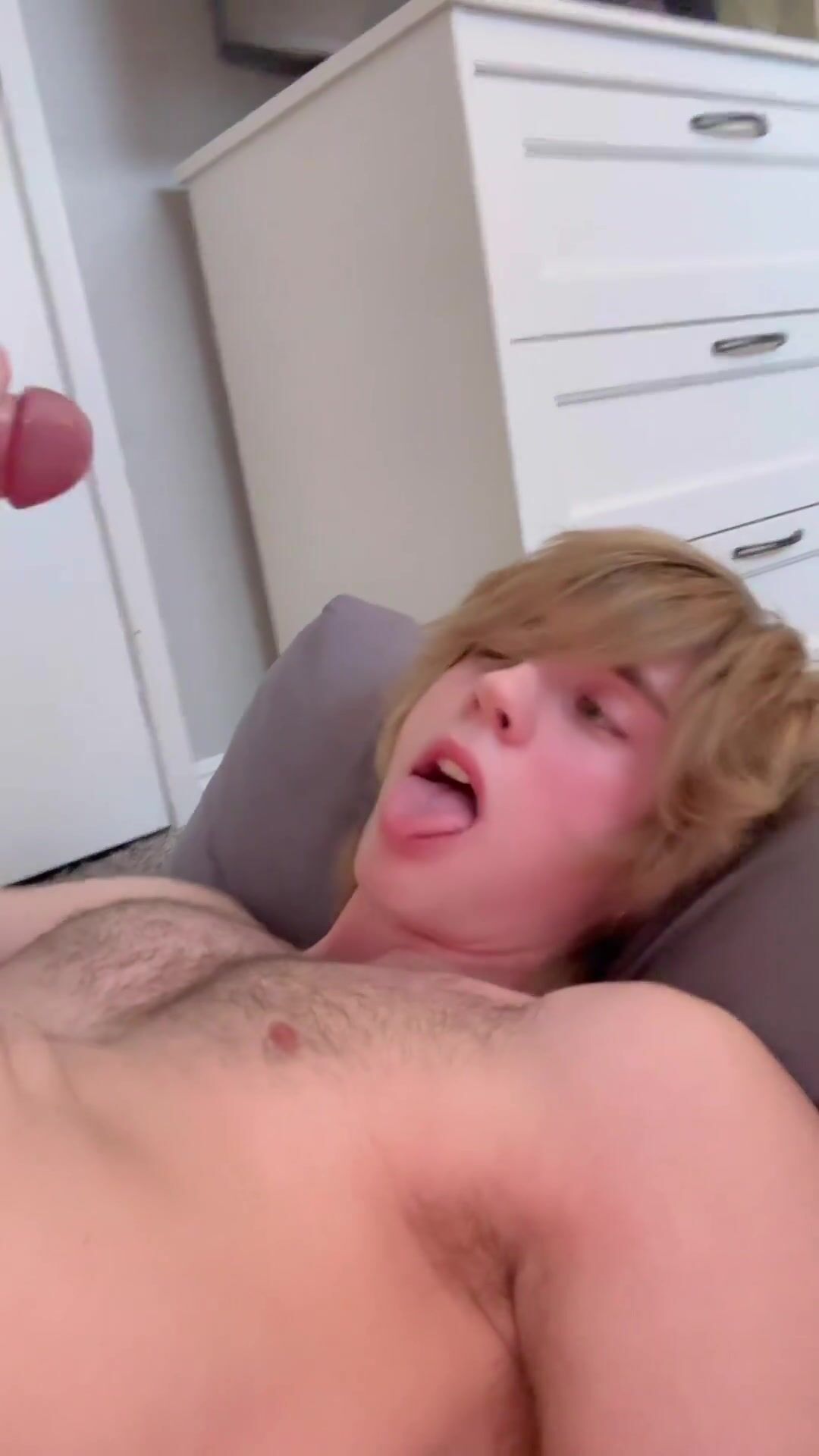 Hairy twink cums on his own face