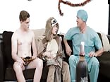 Junge schwule haben gruppensex auf der halloween-after-party