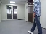 Adolescentes se masturbando no corredor e no banheiro