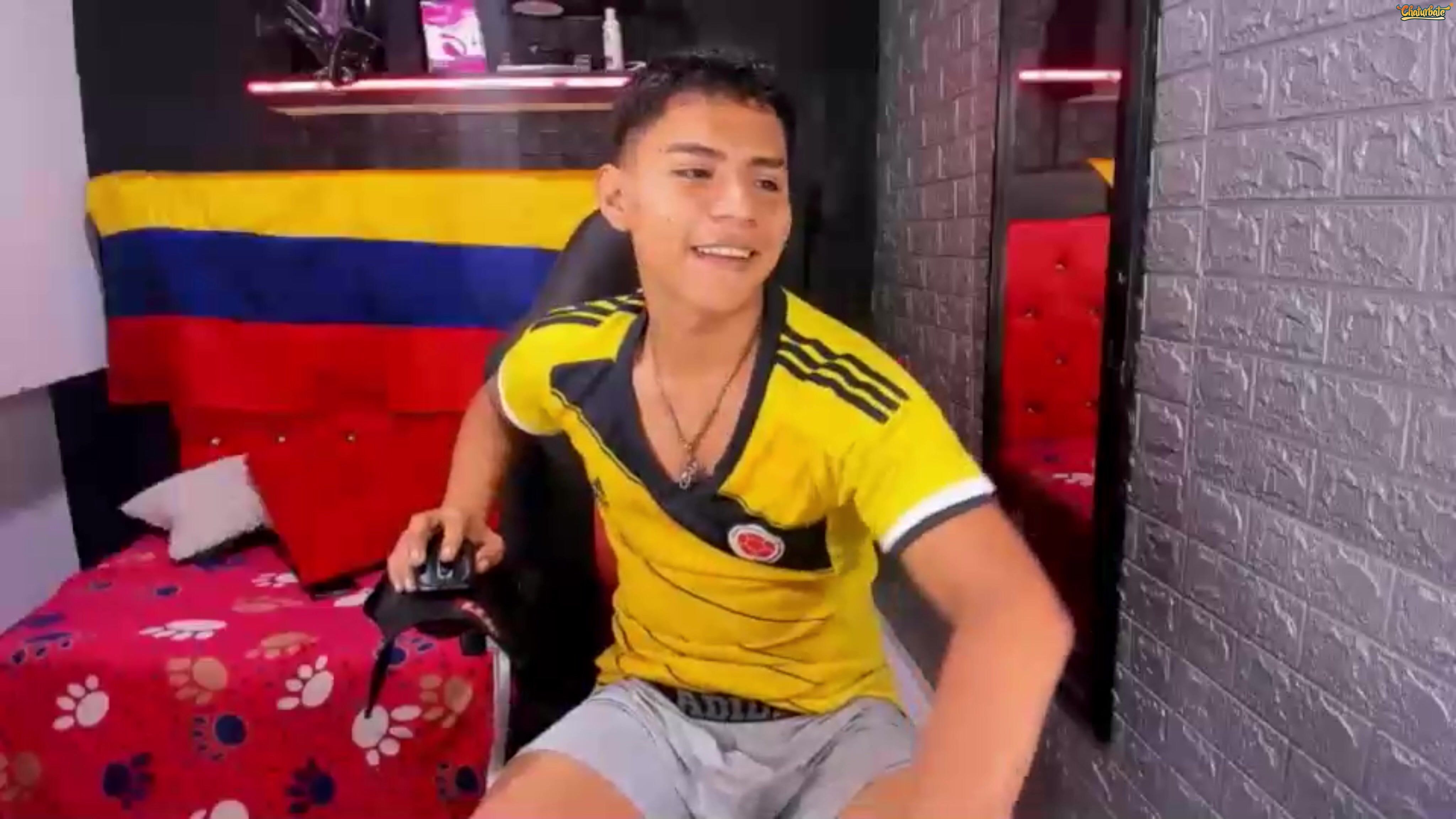 Jogador de futebol de 19 anos bate punheta no pau duro