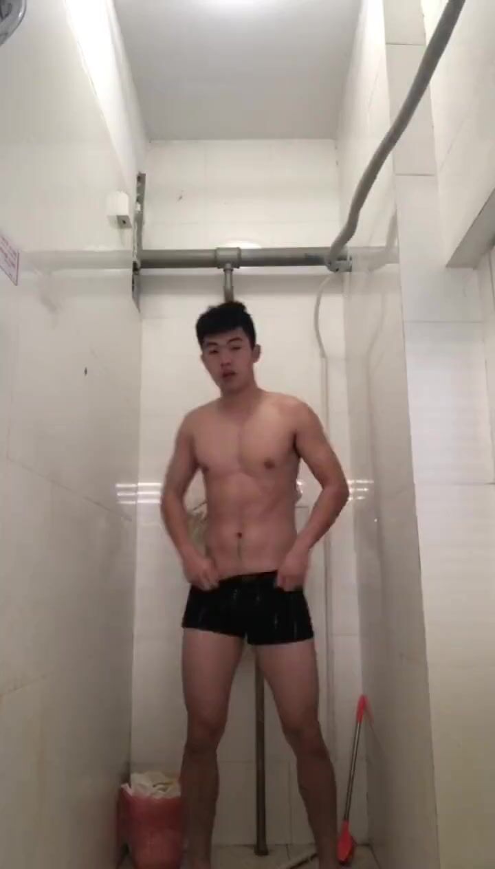 公衆トイレでゴムなしでアジアのツインツク犯される