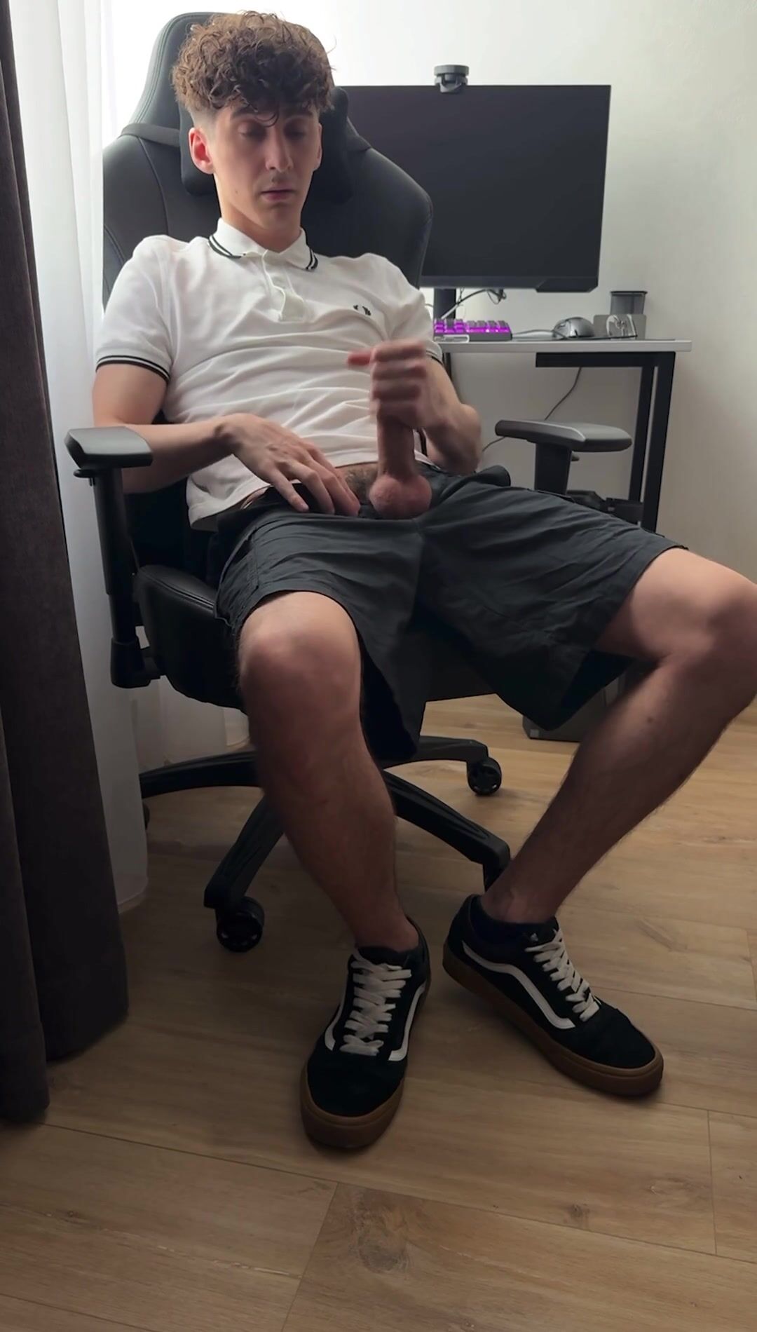 Galã sarado se masturba e goza