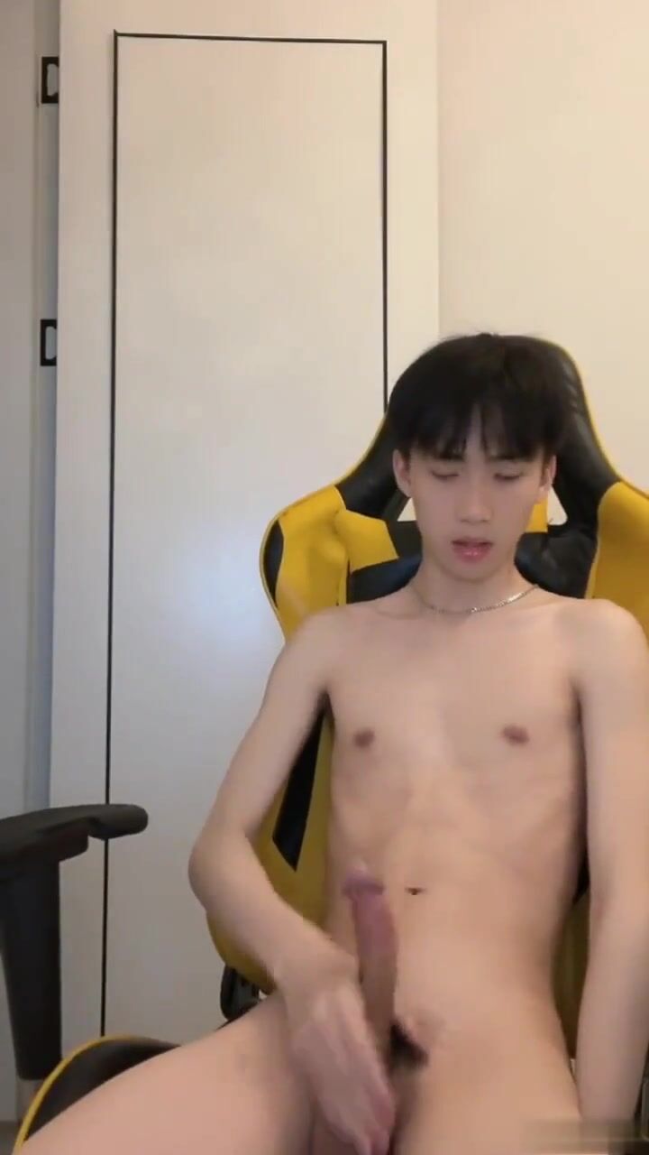 Solo devant le miroir : bel homme se branle la bite dure