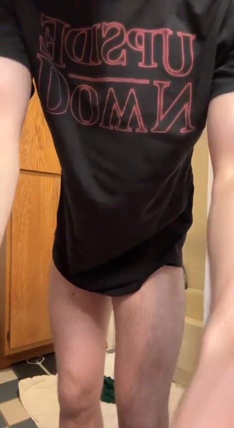 裸の美少年が服を脱いでチンポを見せる