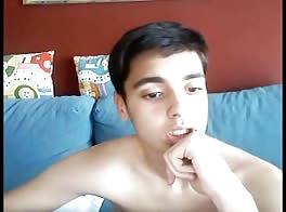 Belo jovem se fode no sofá