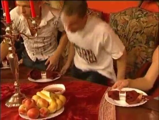 ディナーはツインク達の生ハメ乱交で幕を閉じる