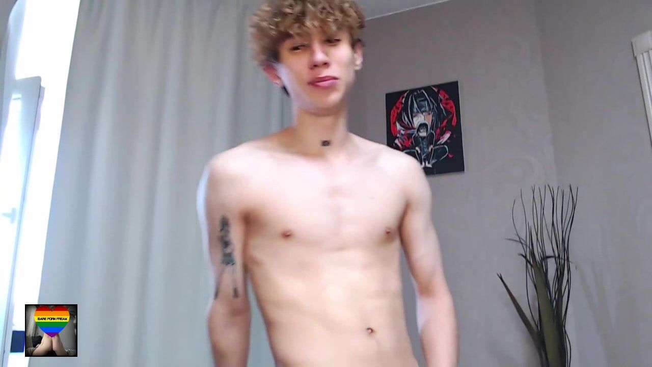 Naked twink gets happy