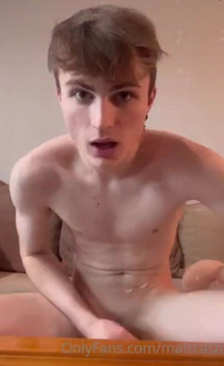 Sonntagspaß: twink matt cash wichst einen rohen schwanz