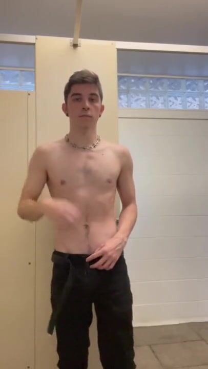 Harrisom tocando uma punheta no baneiro sem medo!!!