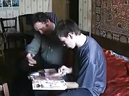 Papa musclé baise sans capote son neveu ado
